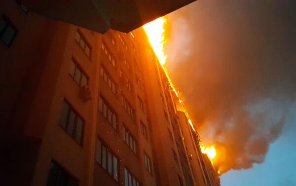 На пересечение улиц Фрунзе и Панфилова в центре Бишкека горит многоэтажное здание - Sputnik Кыргызстан