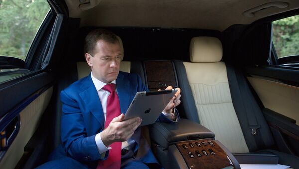 Президент РФ Дмитрий Медведев в салоне автомобиля - Sputnik Кыргызстан