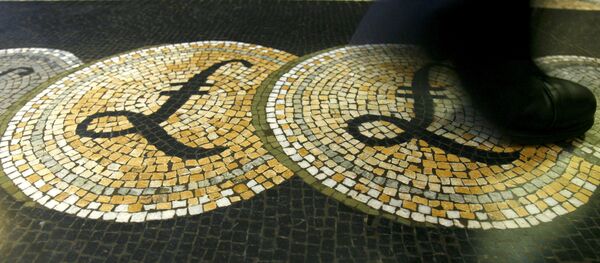 Мужчина идет в зале Банка Англии в Лондоне. Архивное фото - Sputnik Кыргызстан