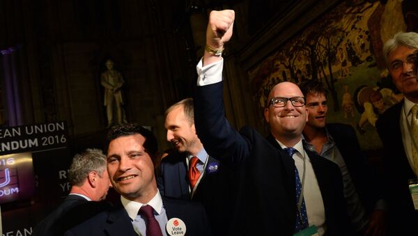 Члены Партии независимости Соединённого Королевства (UKIP) Стивен Волф (слева) и Пол Натал (в центре) во время подсчета голосов референдума по сохранению членства Великобритании в Европейском Союзе в Манчестере. - Sputnik Кыргызстан