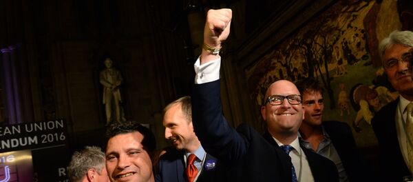 Члены Партии независимости Соединённого Королевства (UKIP) Стивен Волф (слева) и Пол Натал (в центре) во время подсчета голосов референдума по сохранению членства Великобритании в Европейском Союзе в Манчестере. - Sputnik Кыргызстан