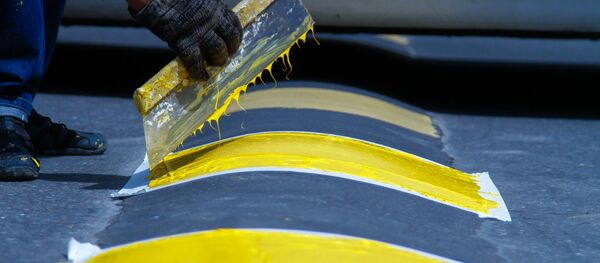 Бишкекасфальт ишканасы борбордогу жол чийиндерди жаңыртуу ишин улантып жатат. Бишкекасфальт ишканасы борбордогу жол чийиндерди жаңыртуу ишин улантып жатат. - Sputnik Кыргызстан