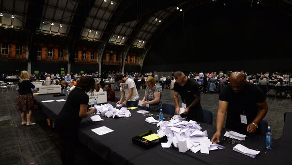 Подсчет голосов референдума по сохранению членства Великобритании в Европейском Союзе в Манчестере. - Sputnik Кыргызстан