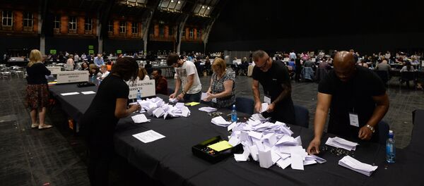 Подсчет голосов референдума по сохранению членства Великобритании в Европейском Союзе в Манчестере. - Sputnik Кыргызстан