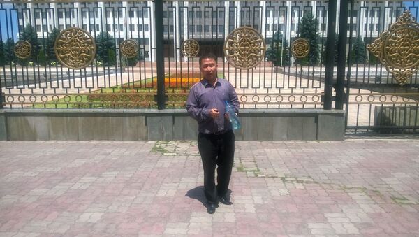 Неизвестный мужчина грозится поджечь себя на площади Ала-Тоо - Sputnik Кыргызстан