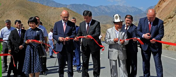 Премьер-министр Сооронбай Жээнбеков Көк-Талаа — Пүлгөн жол тилкесин ачуу салтанатында - Sputnik Кыргызстан