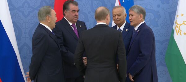 Рукопожатия с коллегами и объятия с Путиным — Атамбаев на саммите ШОС - Sputnik Кыргызстан