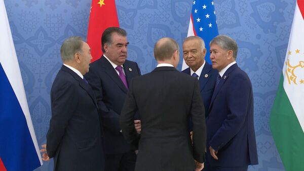 Рукопожатия с коллегами и объятия с Путиным — Атамбаев на саммите ШОС - Sputnik Кыргызстан