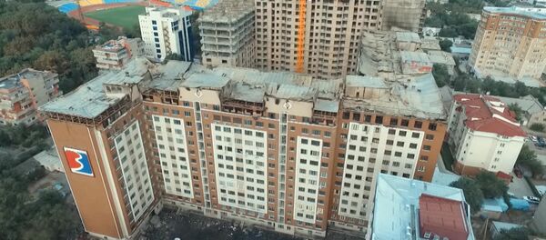 Провалившаяся кровля и обгоревший каркас  — последствия пожара дома - Sputnik Кыргызстан