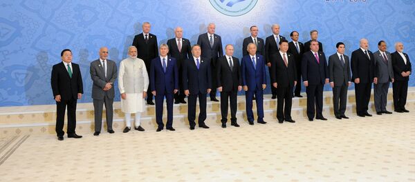 Церемония фотографирования глав государств-членов Шанхайской организации сотрудничества, глав государств и правительств стран-наблюдателей в ШОС и глав делегаций международных организаций, приуроченной к 15-летию создания ШОС. - Sputnik Кыргызстан