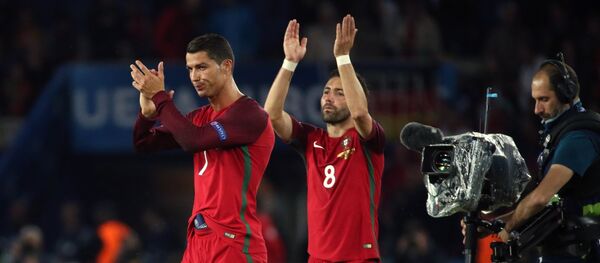 Игроки сборной Португалии Криштиану Роналду (слева) и Жоау Моутинью. Архивное фото - Sputnik Кыргызстан
