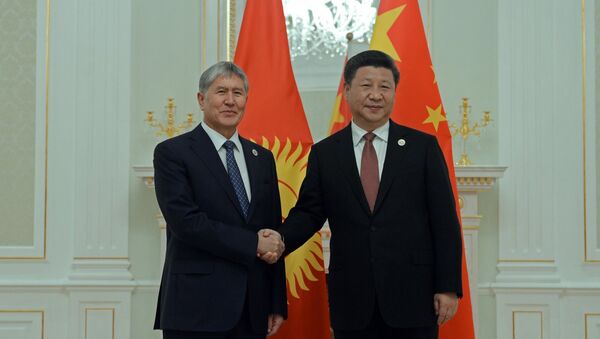 Председатель Китая Си Цзиньпин на встрече с президентом Алмазбеком Атамбаевым в Ташкенте - Sputnik Кыргызстан