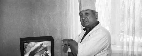 Выдающийся хирург, герой Кыргызстана Эрнст Акрамов на работе - Sputnik Кыргызстан