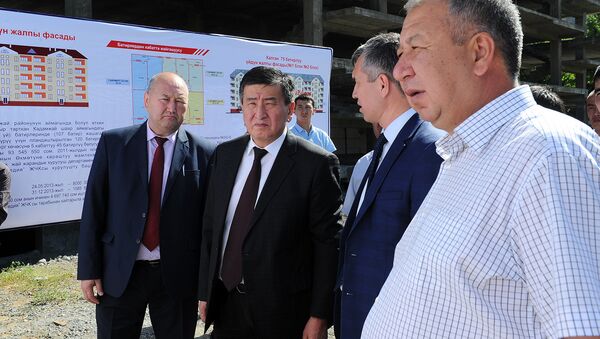 Премьер-министр Сооронбай Жээнбеков во время ознакомления с ходом ликвидации последствий стихийного бедствия в г.Кадамжай - Sputnik Кыргызстан