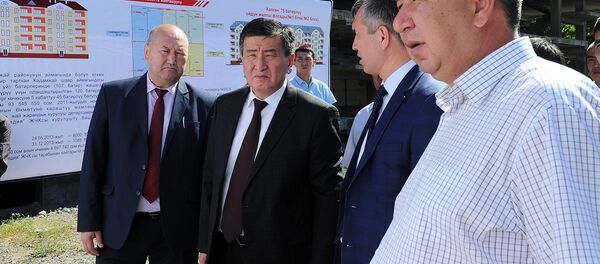 Премьер-министр Сооронбай Жээнбеков во время ознакомления с ходом ликвидации последствий стихийного бедствия в г.Кадамжай - Sputnik Кыргызстан