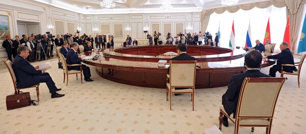 Заседание в Ташкенте Совета глав государств-членов Шанхайской организации сотрудничества, приуроченного к 15-летию создания ШОС. - Sputnik Кыргызстан