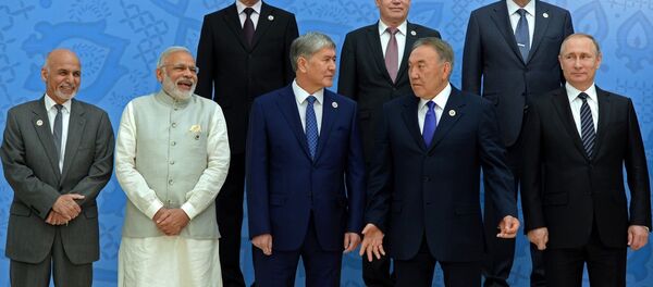 Церемония официального фотографирования президентов перед началом заседания совета глав государств-членов Шанхайской организации сотрудничества (ШОС) - Sputnik Кыргызстан