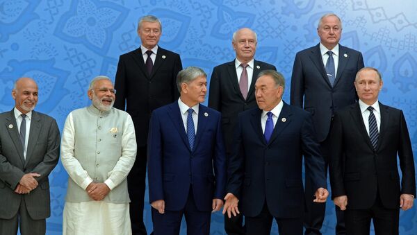 Церемония официального фотографирования президентов перед началом заседания совета глав государств-членов Шанхайской организации сотрудничества (ШОС) - Sputnik Кыргызстан