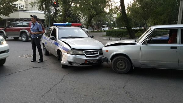 Бишкекте кагышкан кайгуул милициясынын унаасы жана Жигули - Sputnik Кыргызстан