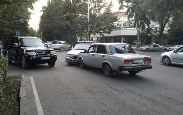 По словам милиционеров, они ехали по улице Орозбекова и на зеленый свет повернули на Фрунзе, где столкнулись с автомашиной Жигули, которая была на встречной полосе - Sputnik Кыргызстан