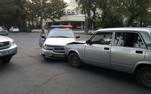 На пересечении улиц Орозбекова и Фрунзе произошло дорожно-транспортное происшествие - Sputnik Кыргызстан
