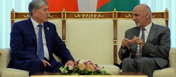 Президент Алмазбек Атамбаев во время всречи с с лидером Афганистана Ашрафом Гани - Sputnik Кыргызстан