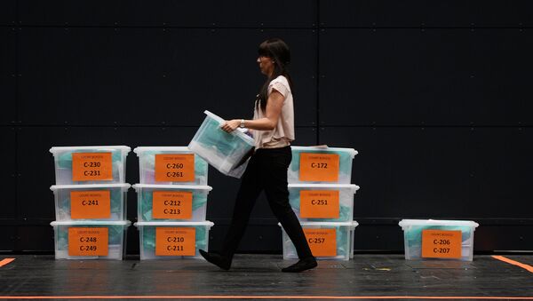Подсчет голосов референдума по сохранению членства Великобритании в Европейском Союзе в Манчестере. - Sputnik Кыргызстан