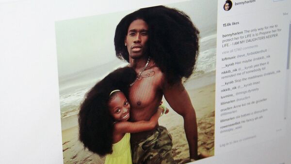 Снимок со страницы Instagram, пользователя bennyharlem. На фото модель из Нью-Йорка Бенни Харлем и его дочь - Sputnik Кыргызстан
