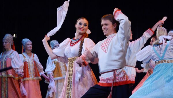 Артисты исполняют русский народный танец. Архивное фото - Sputnik Кыргызстан