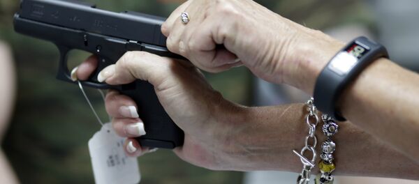 Тапанча кармаган аял. Архив - Sputnik Кыргызстан