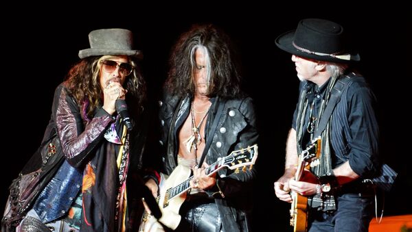 Вокалист группы Aerosmith Стивен Тайлер и музыканты группы Джо Перри и Брэд Уитфорд (слева направо) выступают на концерте. Архивное фото - Sputnik Кыргызстан