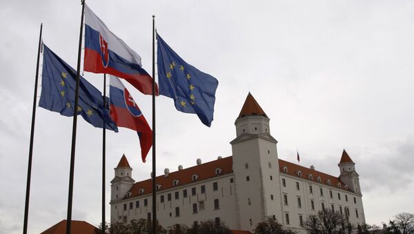 Флаги Словакии и Европейского союза перед зданием парламента в Братиславе, Словакия. Архивное фото - Sputnik Кыргызстан