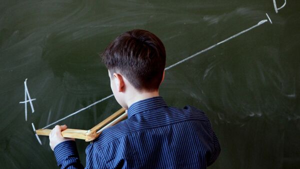 Школьник во время урока математики. Архивное фото - Sputnik Кыргызстан