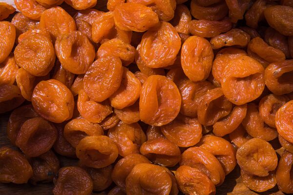 Продажа сухофруктов на рынке - Sputnik Кыргызстан