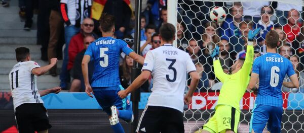 Игрок сборной Германии Юлиан Дракслер (слева) забивает мяч в матче 1/8 финала чемпионата Европы по футболу - 2016 между сборными командами Германии и Словакии. - Sputnik Кыргызстан