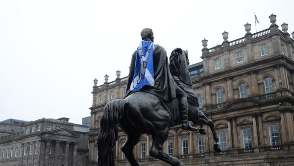 Шотландский флаг с надписью Да в поддержку независимости Шотландии на памятнике герцогу Веллингтонскому. Архивное фото - Sputnik Кыргызстан