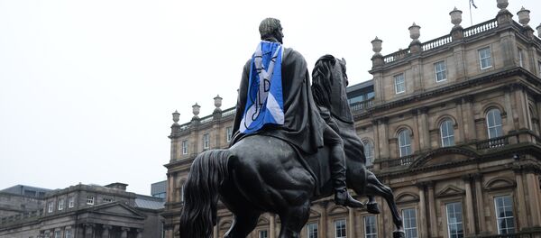 Шотландский флаг с надписью Да в поддержку независимости Шотландии на памятнике герцогу Веллингтонскому. Архивное фото - Sputnik Кыргызстан