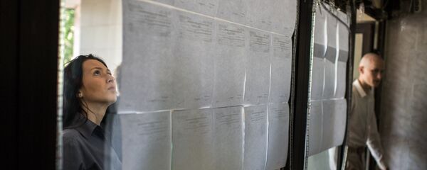 Абитуриент ищет себя в результатах экзамена. Архивное фото - Sputnik Кыргызстан