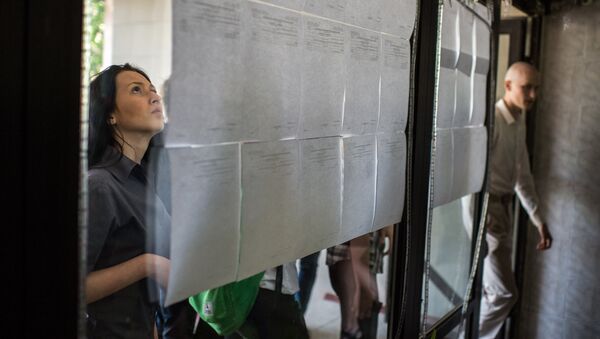 Абитуриенты смотрят результаты экзаменов. Архивное фото - Sputnik Кыргызстан