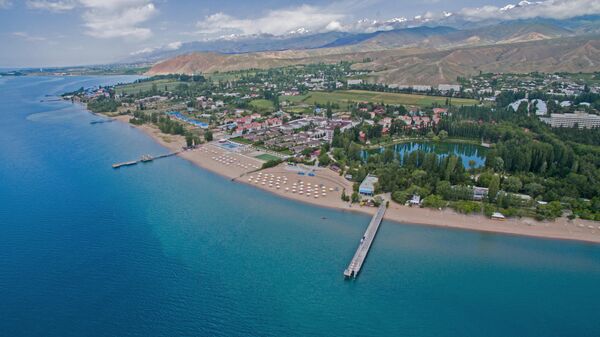 Вид с высоты на пляж озера Иссык-Куль. Архивное фото - Sputnik Кыргызстан