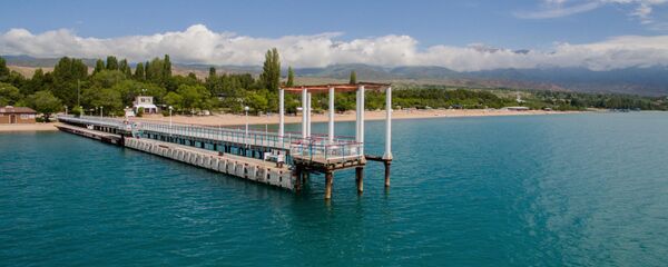 Пирс на пляже озера Иссык-Куль. Архивное фото - Sputnik Кыргызстан