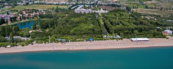 Вид с высоты на пляж озера Иссык-Куль. Архивное фото - Sputnik Кыргызстан