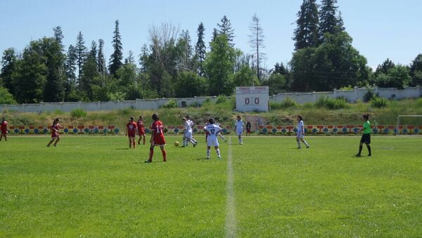 Спортсменки на чемпионате по футболу среди девочек до 14 лет в городе Каракол - Sputnik Кыргызстан
