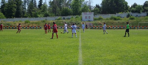Спортсменки на чемпионате по футболу среди девочек до 14 лет в городе Каракол - Sputnik Кыргызстан