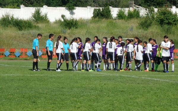 Юные футболистки Кыргызстана съехались в Каракол, чтобы выяснить, кто сильнее, сообщила пресс-служба Федерации футбола КР - Sputnik Кыргызстан