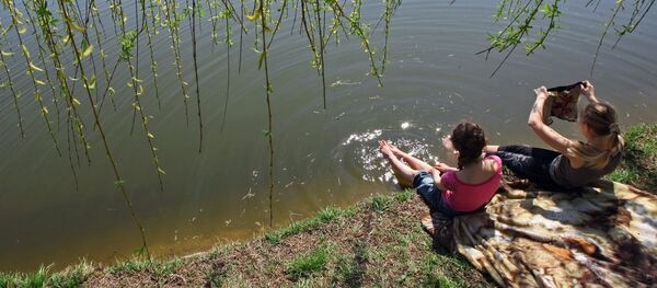 Дети у пруда. Архивное фото - Sputnik Кыргызстан