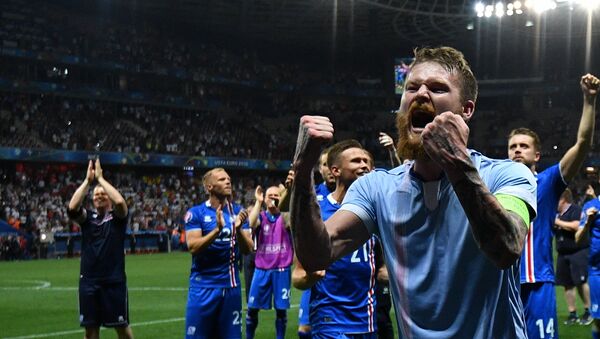 Игрок сборной Исландии Арон Эйнар Гуннарссон радуется победе в матче 1/8 финала чемпионата Европы по футболу - 2016 между сборными командами Англии и Исландии. - Sputnik Кыргызстан