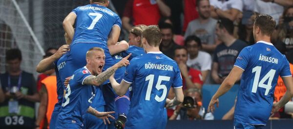 Игроки сборной Исландии радуются забитому мячу в матче 1/8 финала Чемпионата Европы по футболу — 2016 между командами Англии и Исландии. - Sputnik Кыргызстан