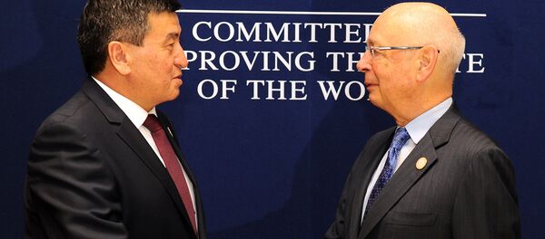 Жайкы Давос-2016 экономикалык форумунун президенти Клаус Шваб КР премьер-министри Сооронбай Жээнбеков менен жолугушуу маалында - Sputnik Кыргызстан