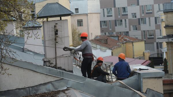 Рабочие на крыше здания в Москве. Архивное фото - Sputnik Кыргызстан